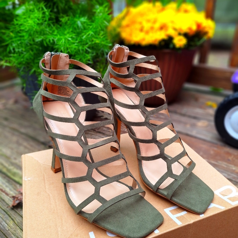New Stiletto High Heels in light hunter green! Size 10.